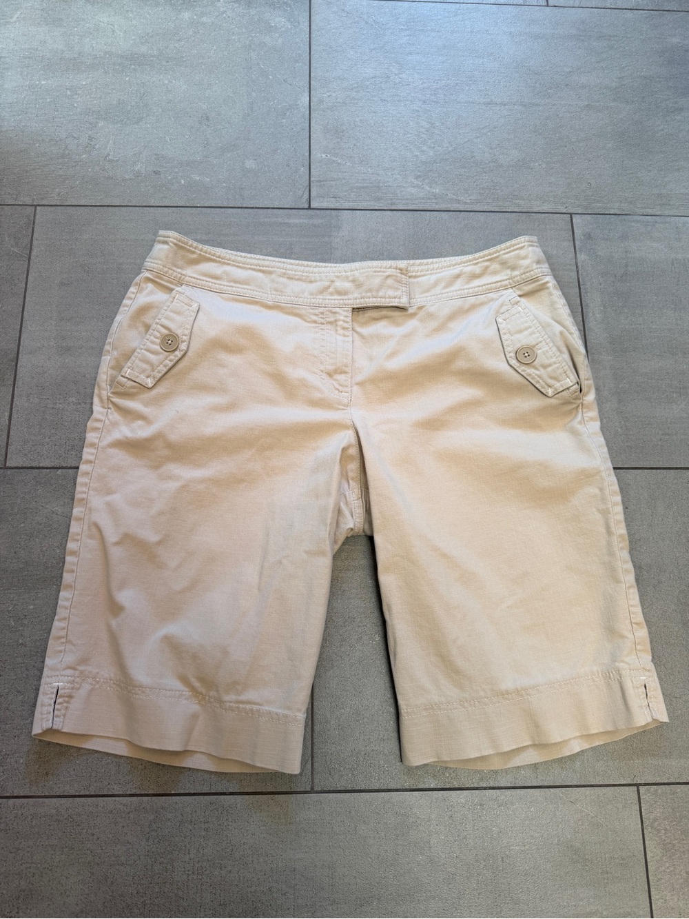 Women’s Fun Bermuda Shorts in Light Beige w cool details & cotton/spandex fabric
